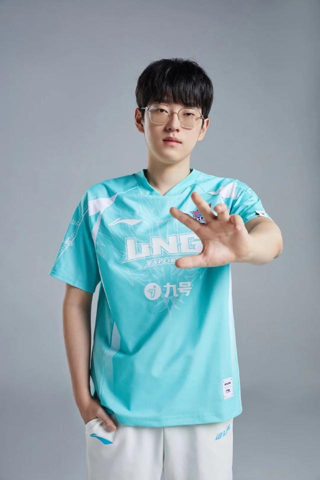 C7娱乐-Scout新星高光表现表现惊艳，RNG未来可期！的简单介绍